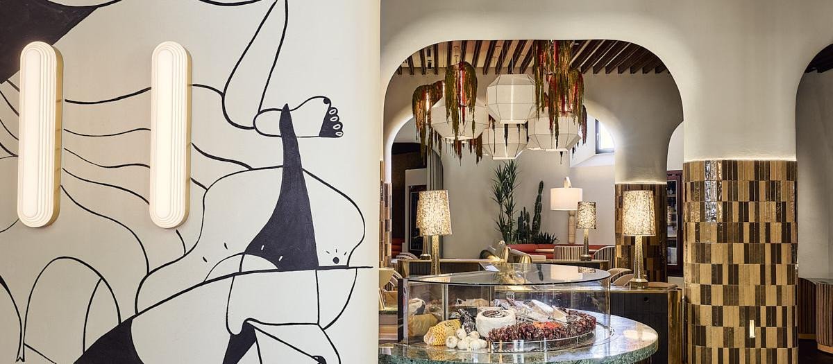 Este espacio combina cocina andaluza, carnes de El Capricho y más de 200 vinos en un edificio histórico con tres espacios gastronómicos