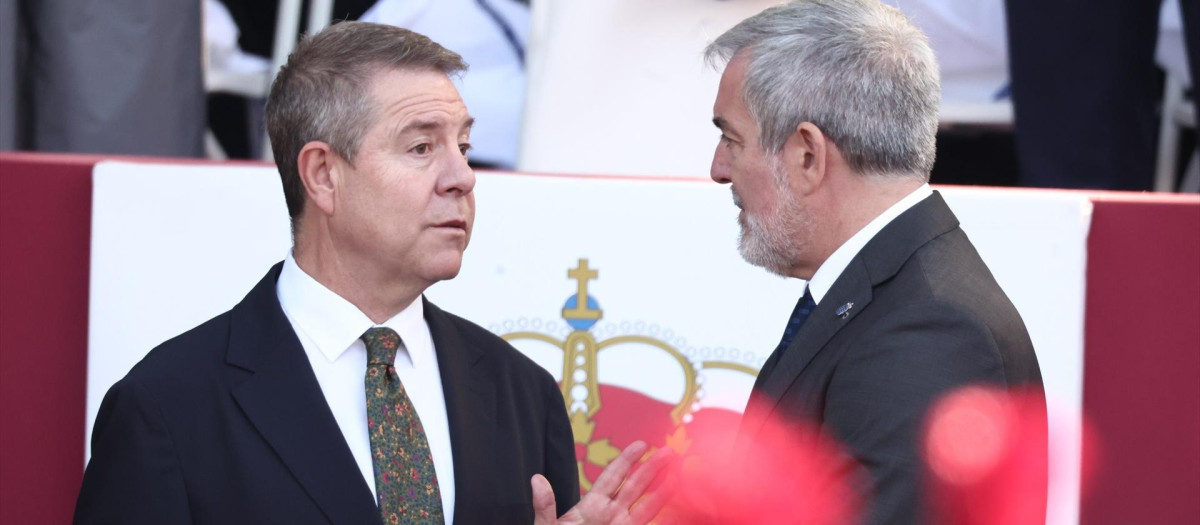 El presidente de Castilla-La Mancha, Emiliano García-Page (i), y el presidente del Gobierno de Aragón, Jorge Azcón