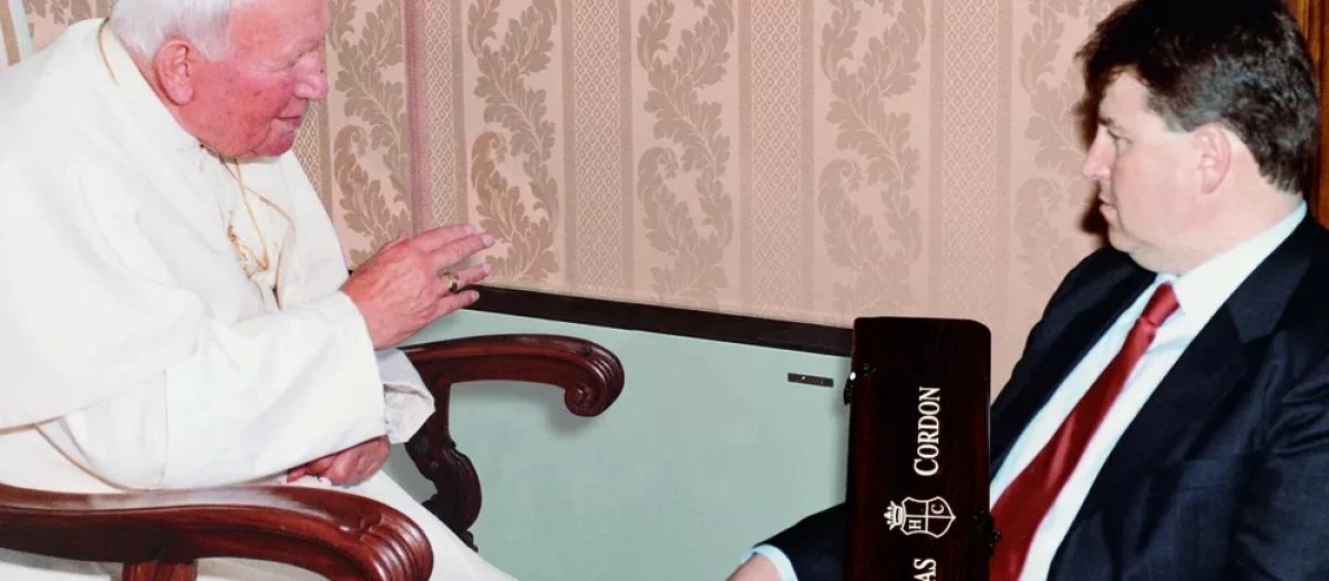 Juan Pablo II en una audiencia privada en 2001 con José Luis Heras Cordón, de Bodegas Heras Cordón, a quien le concedió el certificado oficial como proveedor de vino para la Santa Sede