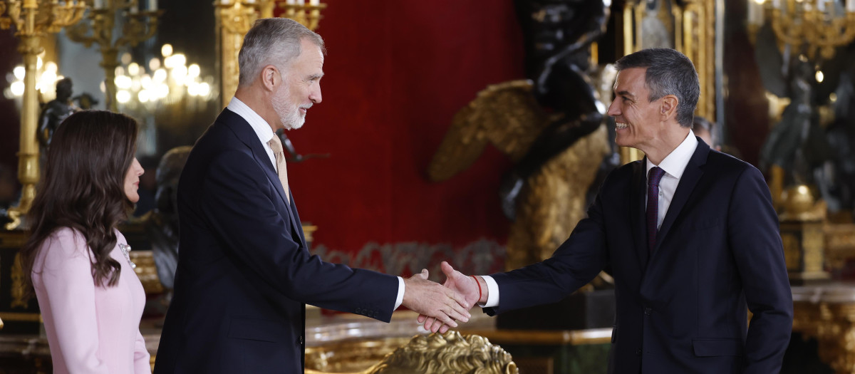 El presidente del Gobierno saluda a los Reyes en el Palacio Real