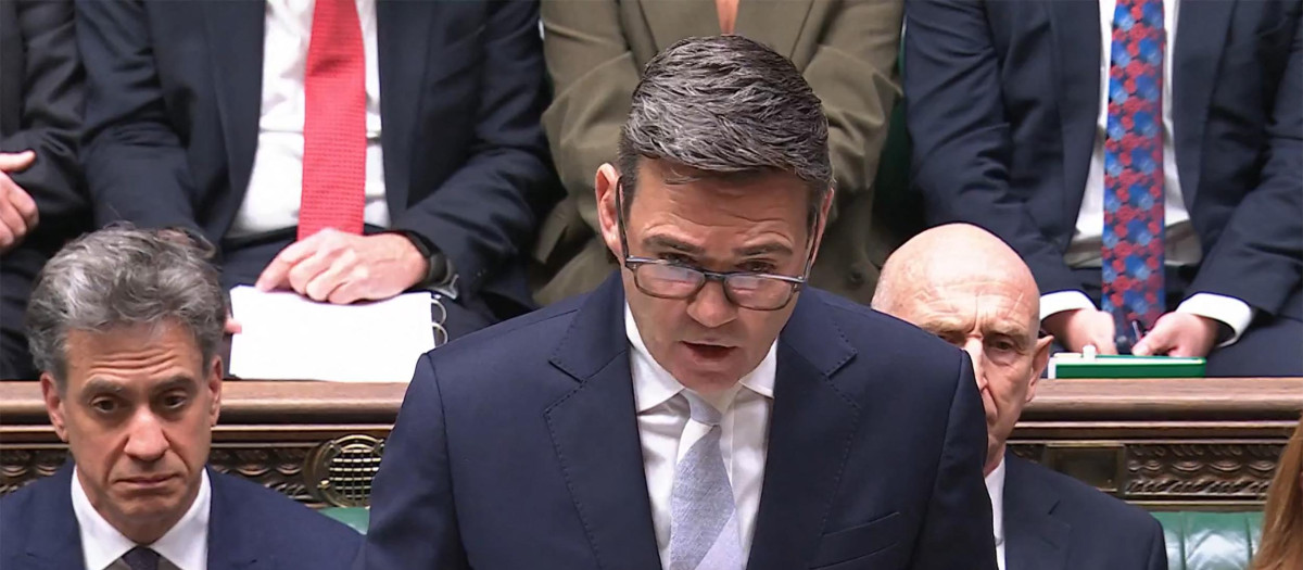 El primer ministro británico, Andy Burnham, en la Cámara de los Comunes