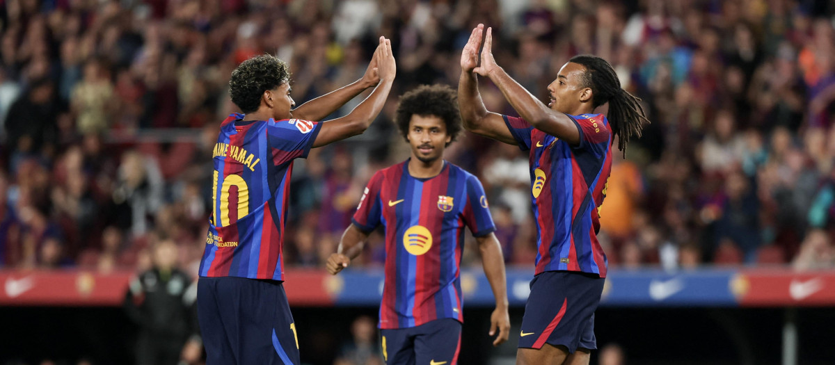 Los jugadores del FC Barcelona celebran el gol de Jules Koundé al Getafe