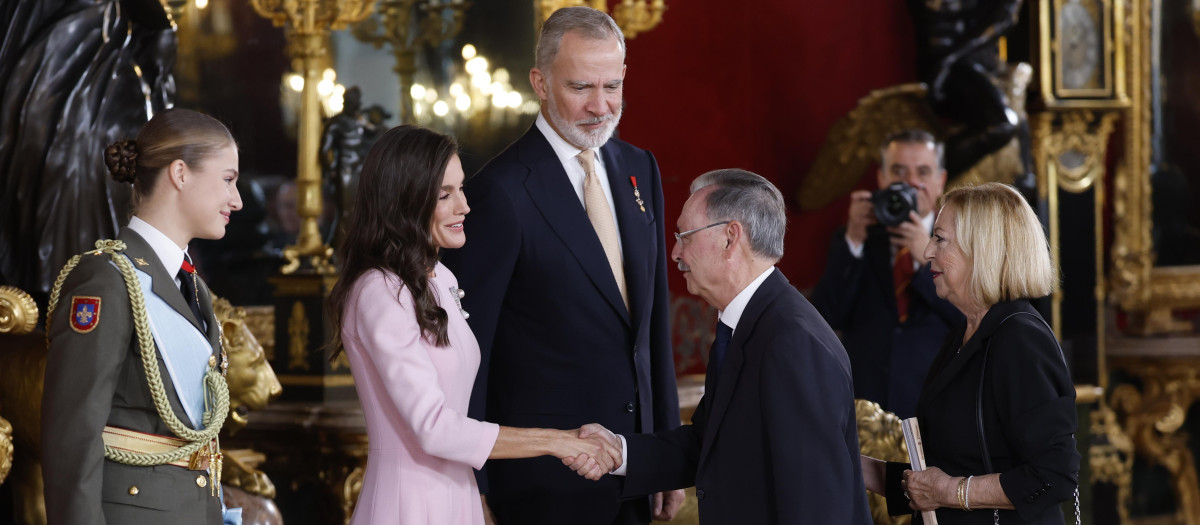 El presidente ceutí, Juan Jesús Vivas, saluda a la Familia Real