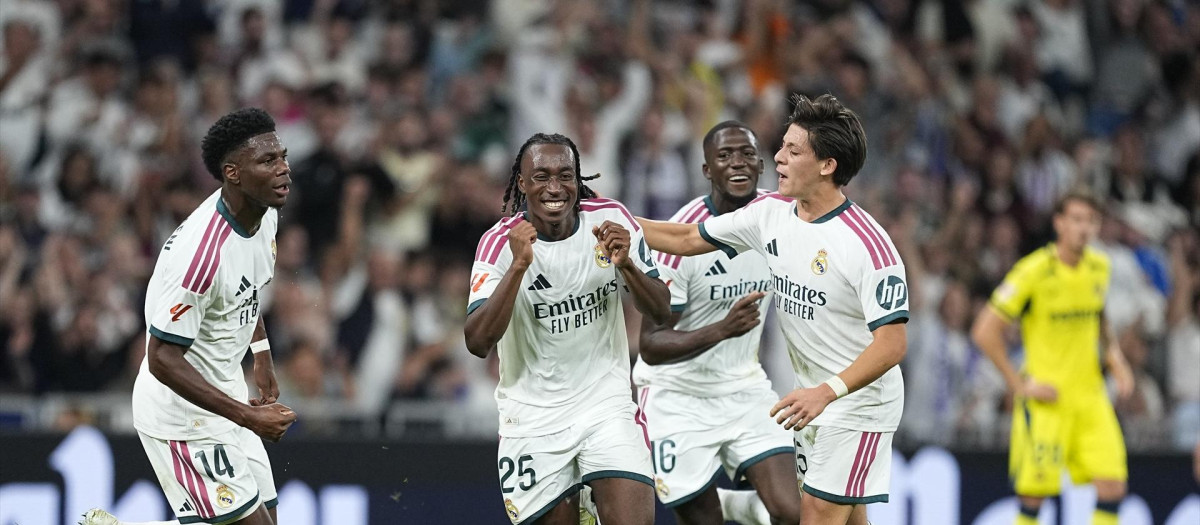 Los jugadores del Real Madrid celebran el gol de Yan Diomande ante el Villarreal