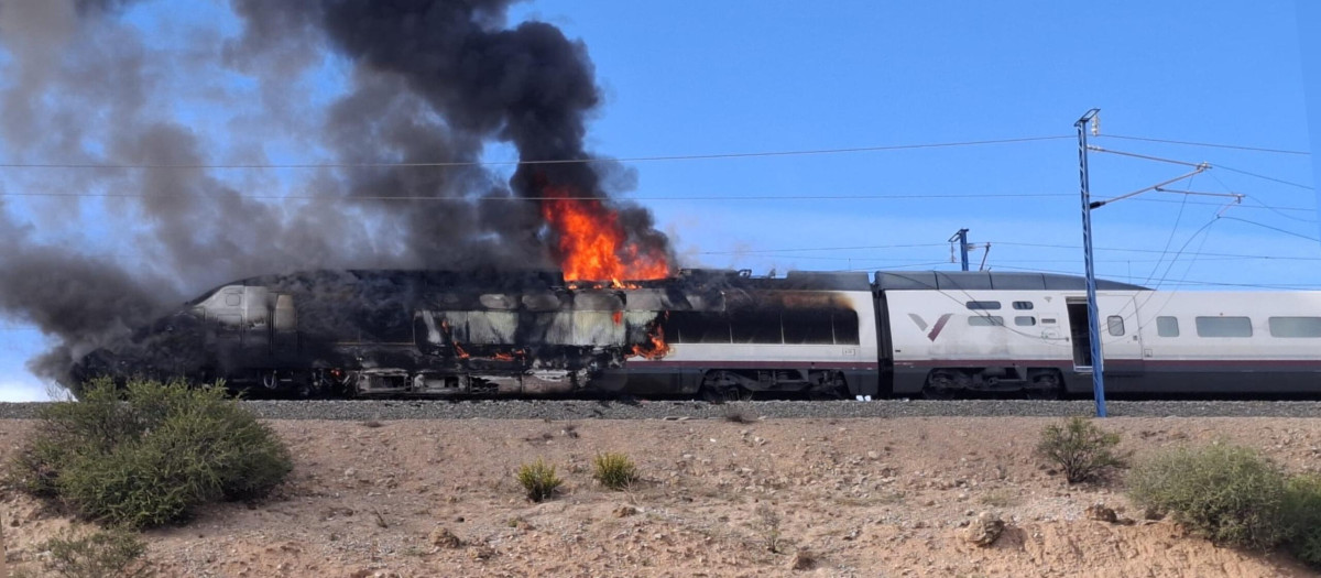 Imagen del tren del AVE incendiado en Ricla