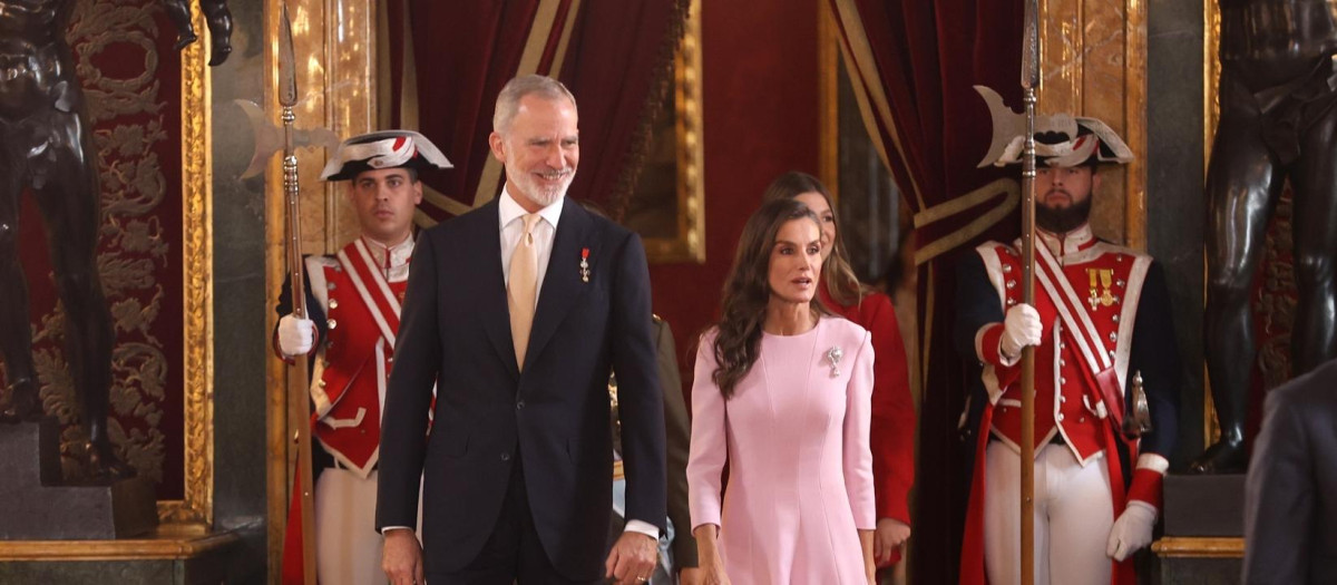 Los Reyes Felipe VI y Doña Letizia durante la recepción con motivo del día de la Fiesta Nacional, en el Palacio Real
Raúl Terrel / Europa Press
DÍA DE LA HISPANIDAD;REY FELIPE;REINA LETIZIA;PRINCESA LEONOR;INFANTA SOFÍA;PALACIO REAL;12 OCTUBRE 2026
12/10/2026