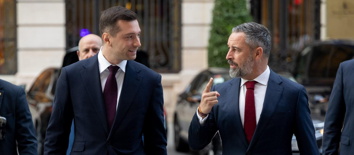 El presidente de Agrupación Nacional y del grupo Patriots, Jordan Bardella, asiste a un desayuno informativo en Madrid junto a Santiago Abascal