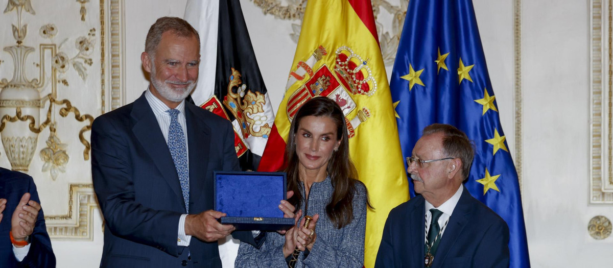 Vivas entrega al Rey la llave de la ciudad