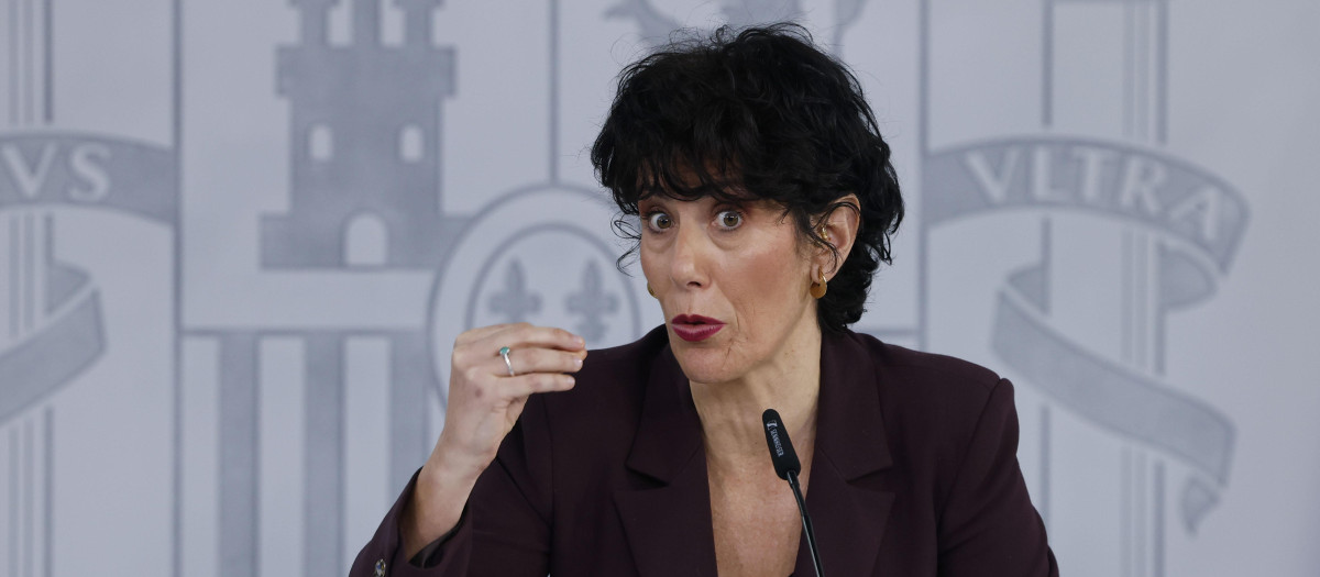 La portavoz del Gobierno, Elma Saiz, durante la rueda de prensa en la Moncloa