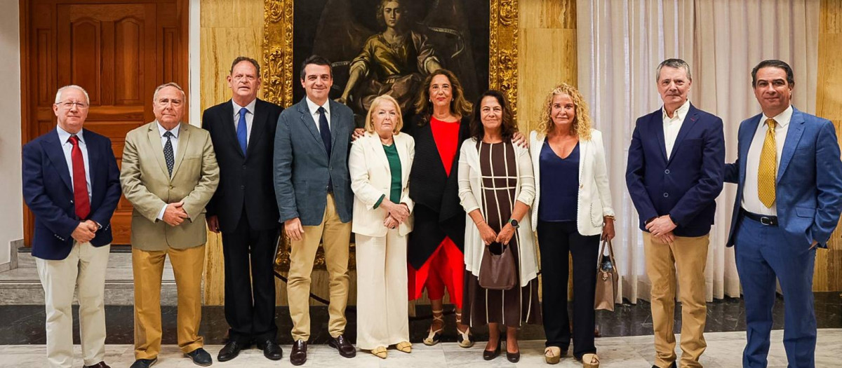 El alcalde de Córdoba, con los organizadores de los premios Averroes de Oro