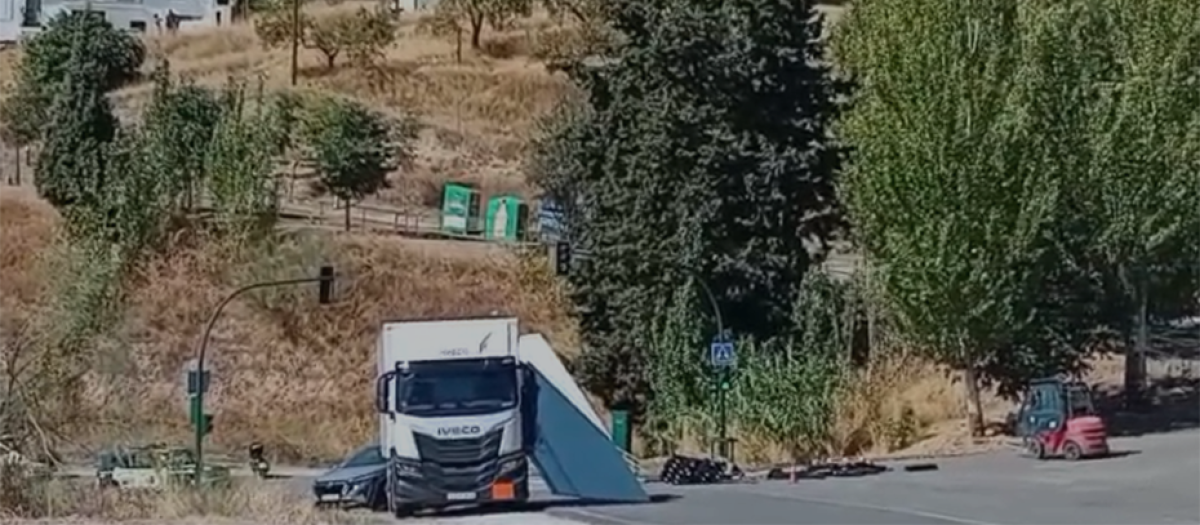Carga del camión volcada en la carretera A-4002, en Granada