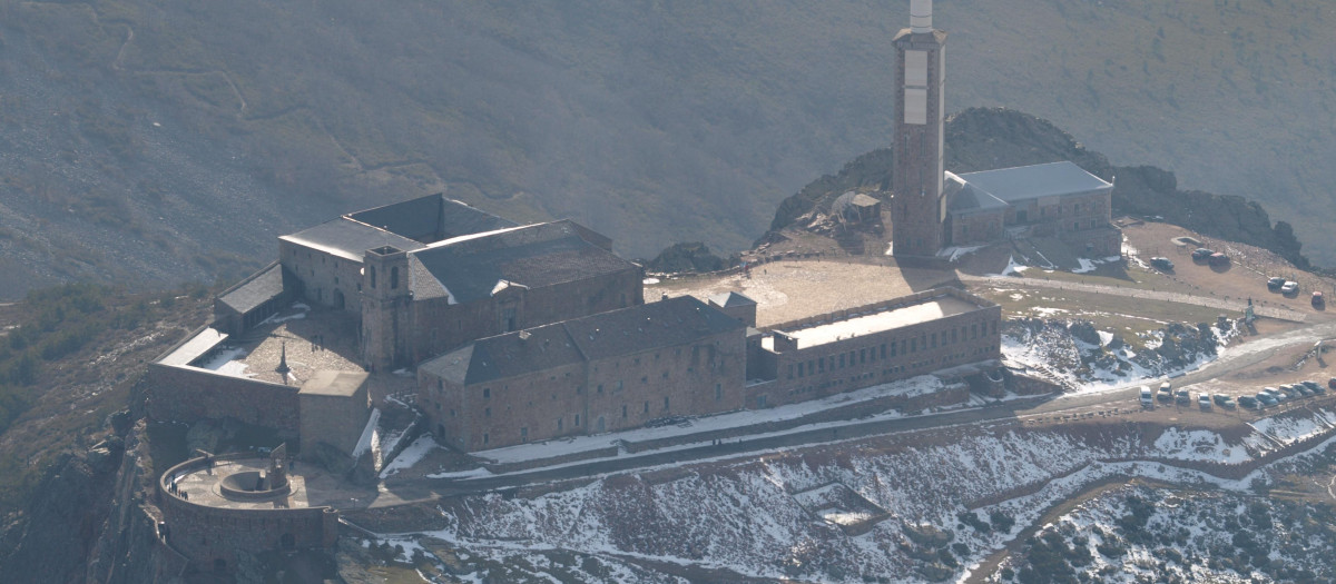 Vista aérea de la cima de la Peña de Francia, con el santuario, la hospedería, y el repetidor de telecomunicaciones
