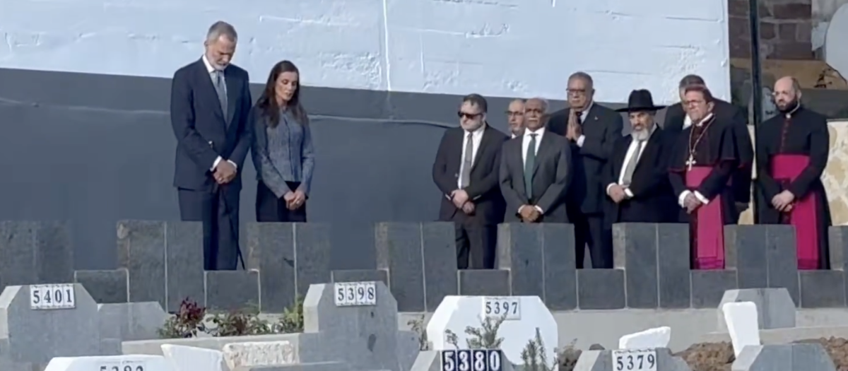 Don Felipe y Doña Letizia recuerdan a los inmigrantes ahogados en el cementerio de Sidi Embarek
