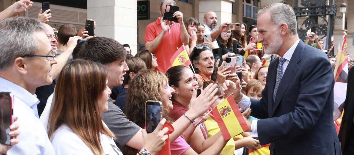 El Rey Felipe saluda a los ceutíes congregados a su llegada