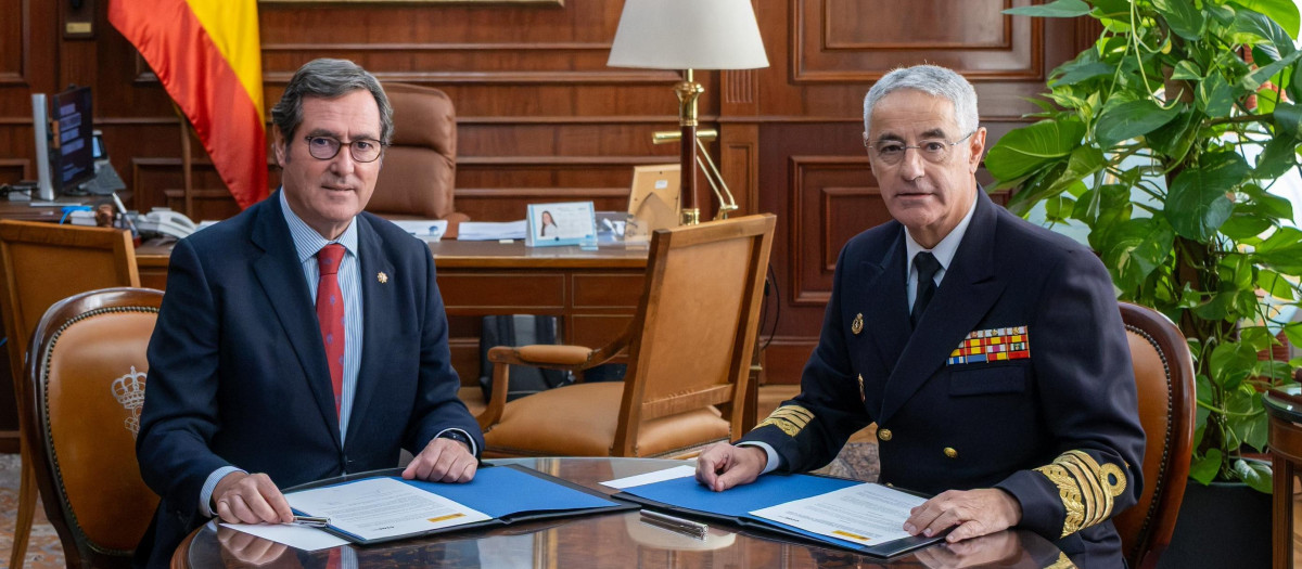 El almirante general Antonio Piñeiro Sánchez, Almirante Jefe de Estado Mayor de la Armada (AJEMA), firma un protocolo con el presidente de la CEOE, Antonio Garamendi