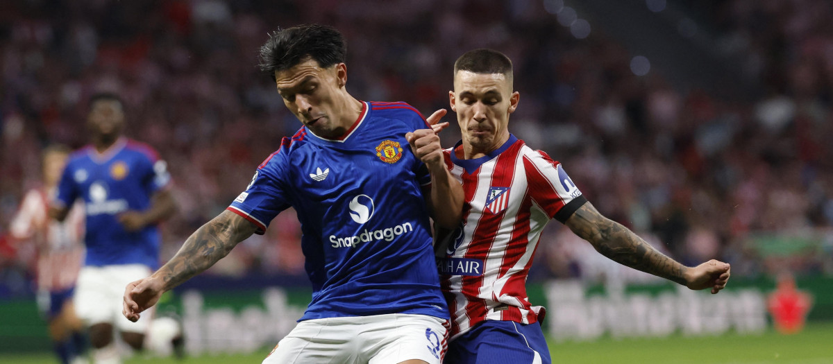 Grimaldo pelea un balón con Lisandro Martínez
