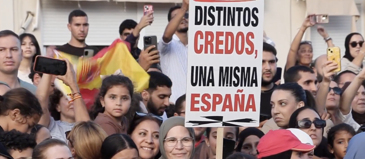 Vecinos del barrio de mayoría musulmana de Sidi Embarek, a la espera de la llegada de los Reyes