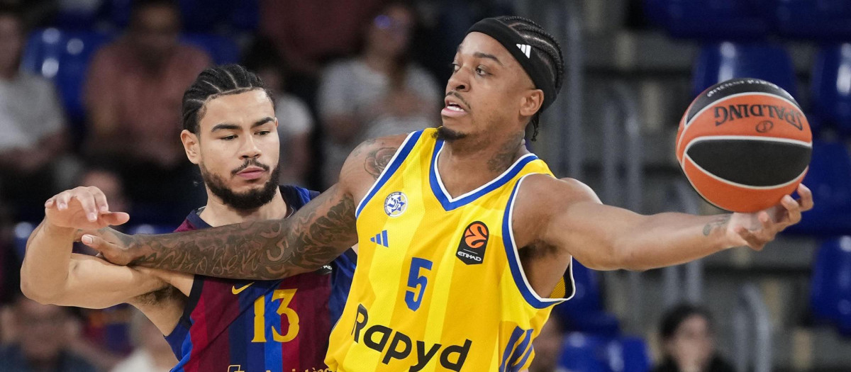 Armando Bacot Jr (d), del Maccabi, y Olivier Nkamhoua (i), del Barça, en una acción durante el partido