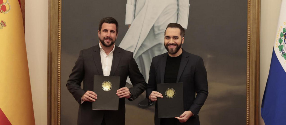 El presidente de El Salavdor, Nayib Bukele, posa junto a Enrique Riquelme