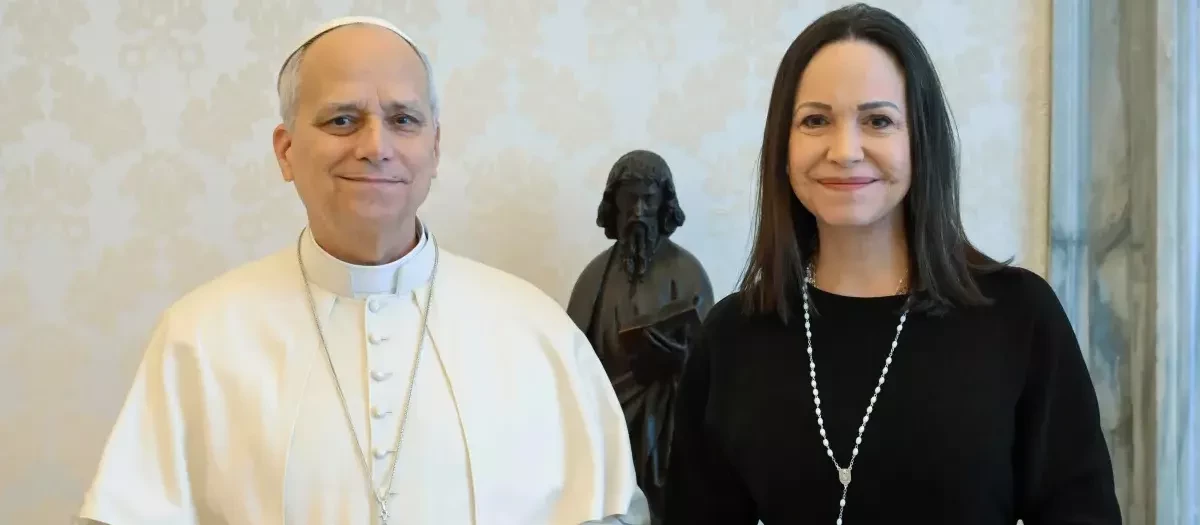 El papa León XIV junto a la líder opositora venezolana, María Corina Machado