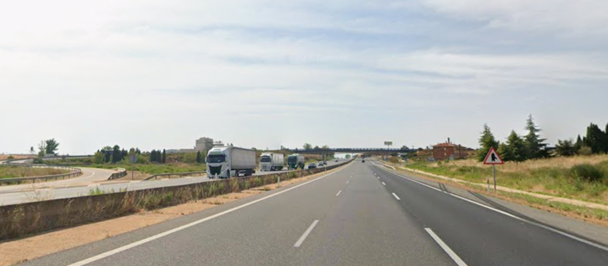 Varios camiones circulan por la A-6 a la altura de Castrogonzalo, en Zamora, en una imagen de recurso