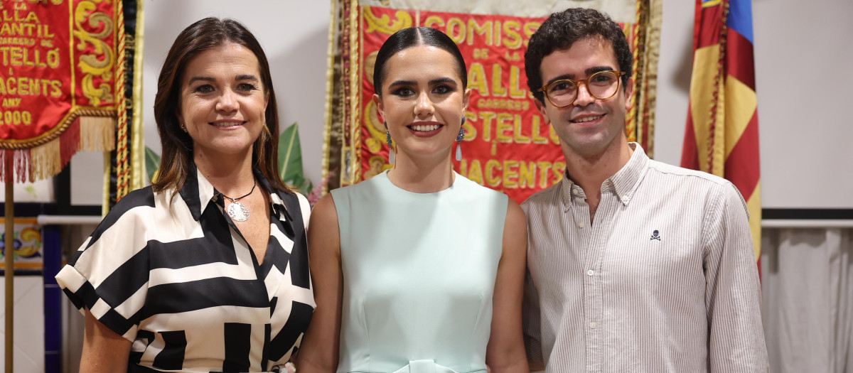 Imagen de Beatriz Blanco Tamarit, fallera mayor de Valencia 2027, junto con su familia.
