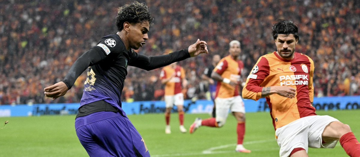 Lamine Yamal haciendo una rabona en el Galatasaray-Barcelona