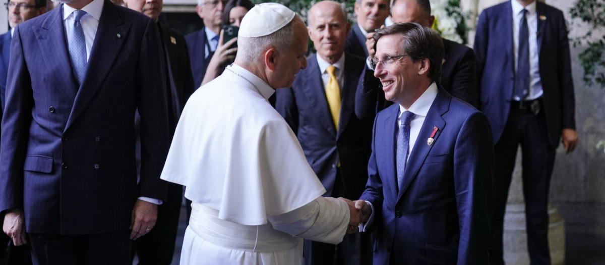 El Papa León XIV junto a José Luis Martínez-Almeida