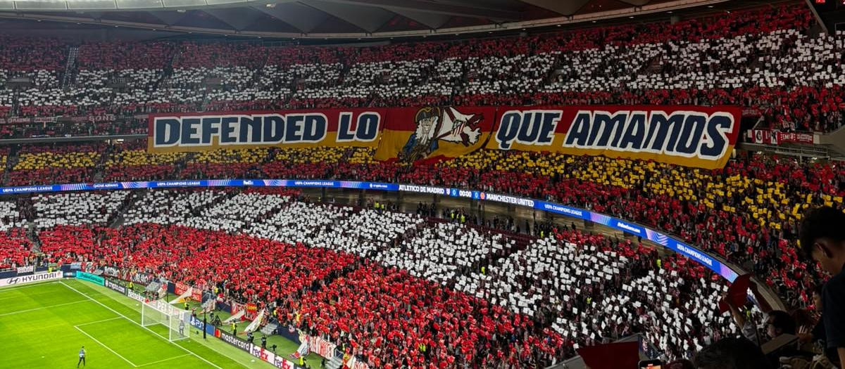 El tifo del Atlético en el Metropolitano para el partido ante el Manchester United