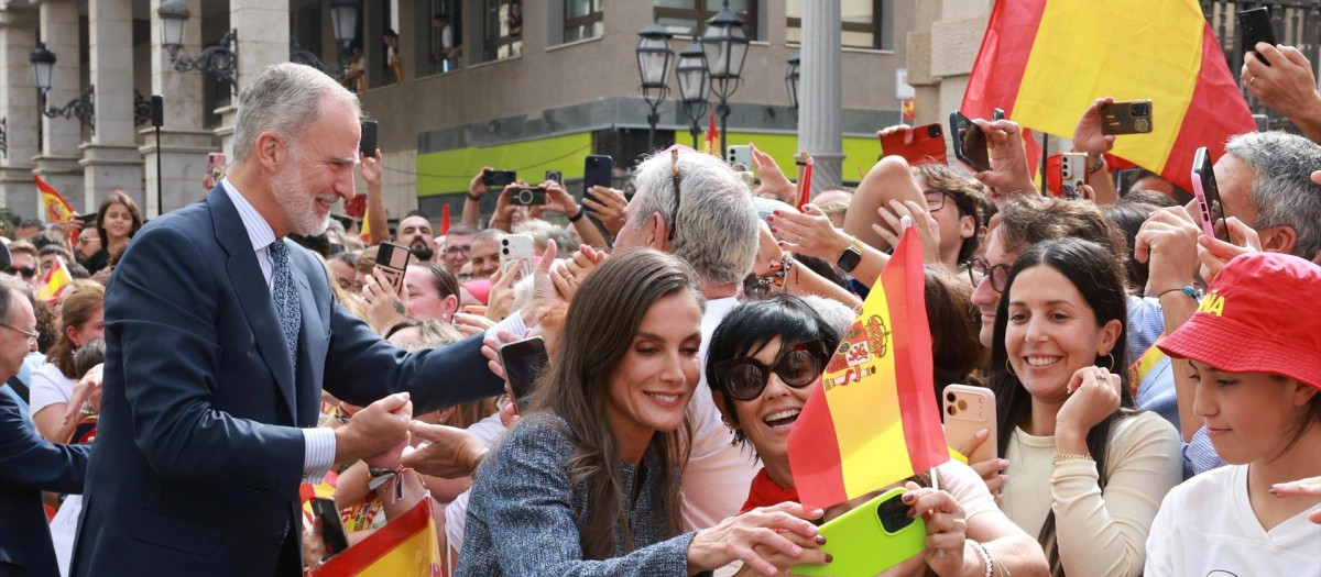 Los Reyes Felipe y Letizia saludando cariñosamente al pueblo a su llegada a Ceuta

REMITIDA / HANDOUT por CASA SM EL REY
Fotografía remitida a medios de comunicación exclusivamente para ilustrar la noticia a la que hace referencia la imagen, y citando la procedencia de la imagen en la firma
13/10/2026