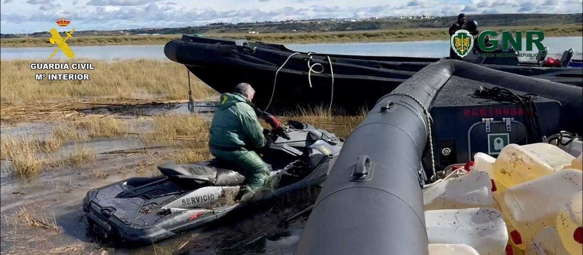 Imagen de un operativo policial contra el tráfico de drogas entre Huelva y Portugal (archivo)