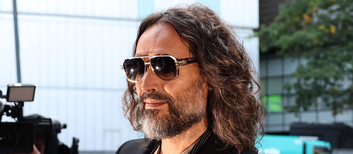 LONDON (United Kingdom), 14/10/2026.- British comedian and actor Russell Brand arrives at Southwark Crown Court in London, Britain, 14 October 2026. Brand appears for the opening day of his criminal trial, facing charges of rape and other sexual offenses to which he has pleaded not guilty. (Reino Unido, Londres) EFE/EPA/NEIL HALL