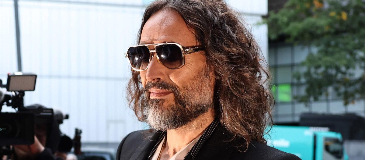 LONDON (United Kingdom), 14/10/2026.- British comedian and actor Russell Brand arrives at Southwark Crown Court in London, Britain, 14 October 2026. Brand appears for the opening day of his criminal trial, facing charges of rape and other sexual offenses to which he has pleaded not guilty. (Reino Unido, Londres) EFE/EPA/NEIL HALL