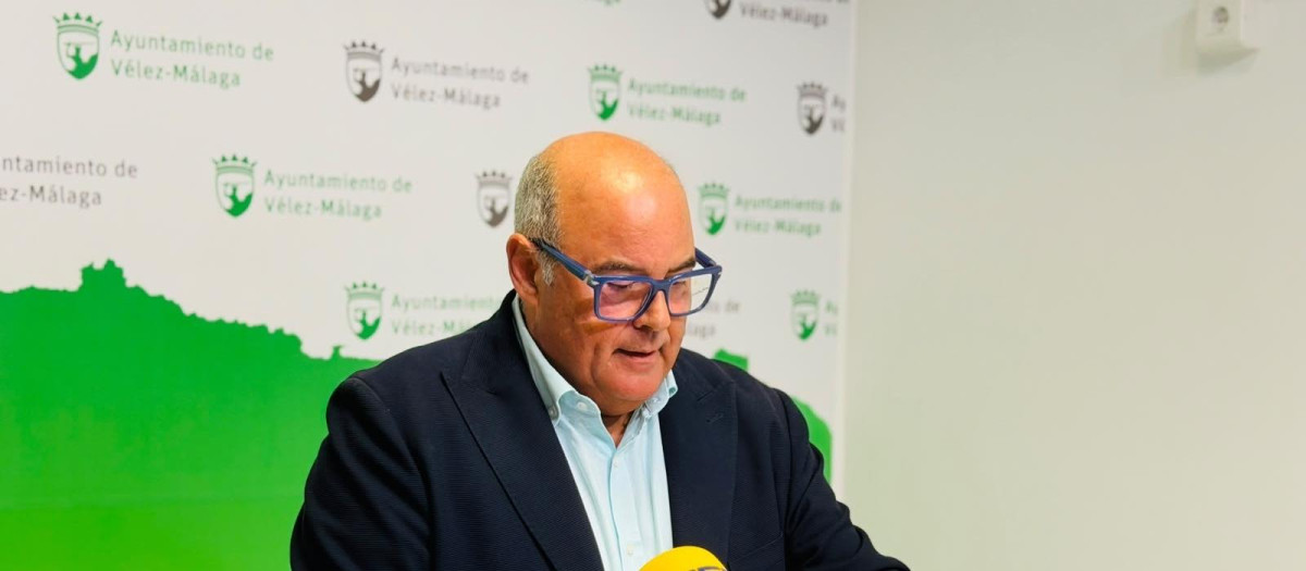 El alcalde de Vélez-Málaga, Jesús Lupiáñez, anunciando su dimisión
