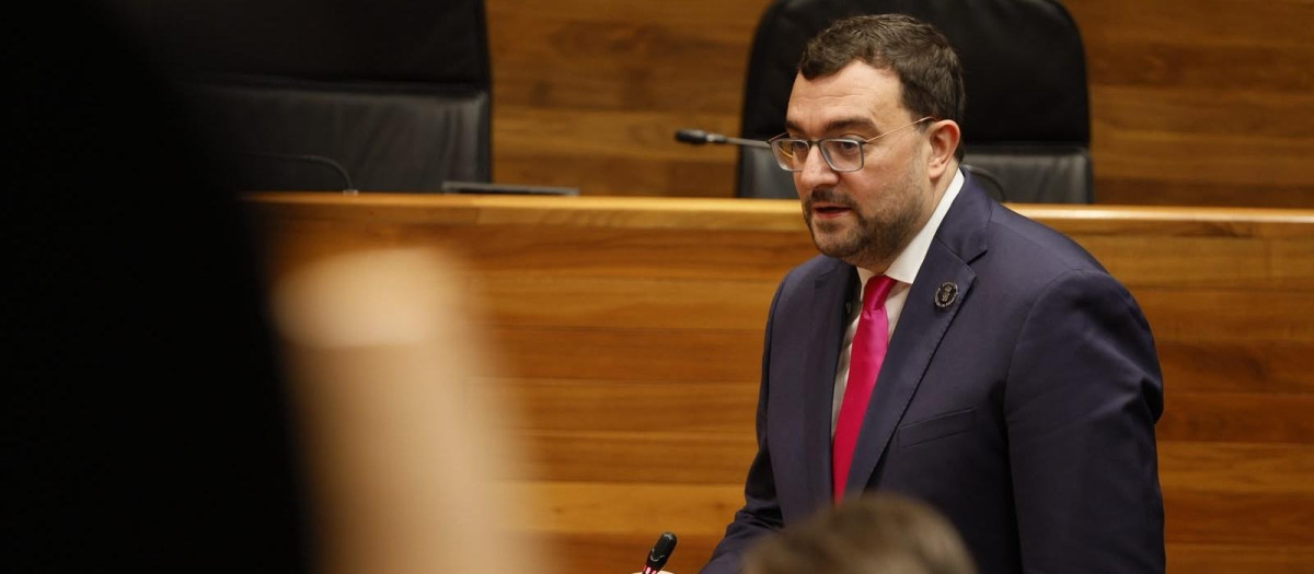 El presidente del Principado de Asturias, Adrián Barbón, durante su intervención, esta mañana, en el pleno de la Junta General del Principado de Asturias