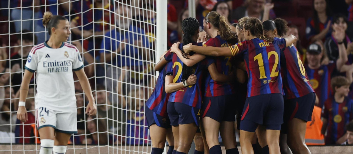 Las jugadoras del Barcelona celebran un gol en el Camp Nou