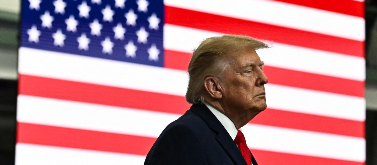 El presidente estadounidense Donald Trump observa a los invitados mientras hablan durante un mitin de campaña