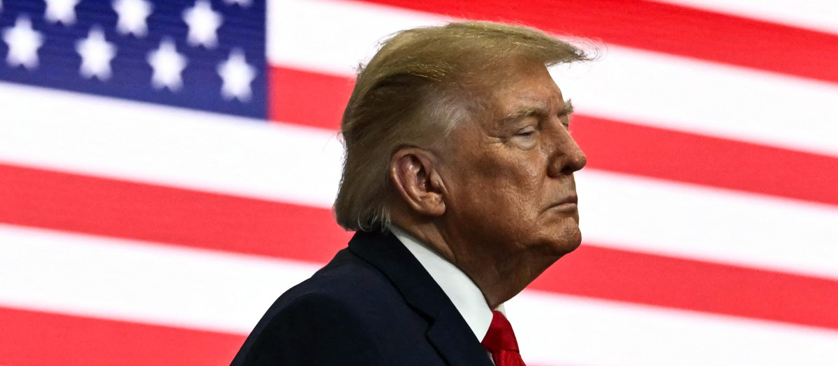 El presidente estadounidense Donald Trump observa a los invitados mientras hablan durante un mitin de campaña