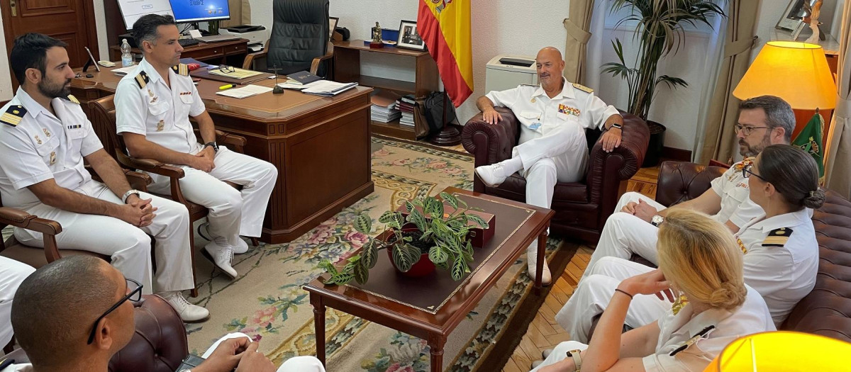 El director de Asuntos Económicos de la Armada, general de brigada de Intendencia Jaime Montero, se reúne con el director del CESIA, coronel Fernando Soto Maceiras, y parte de su equipo