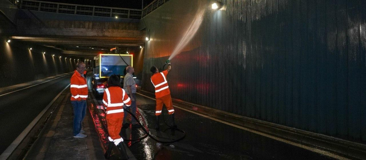 Sadeco limpia el túnel de Ibn Zaydun