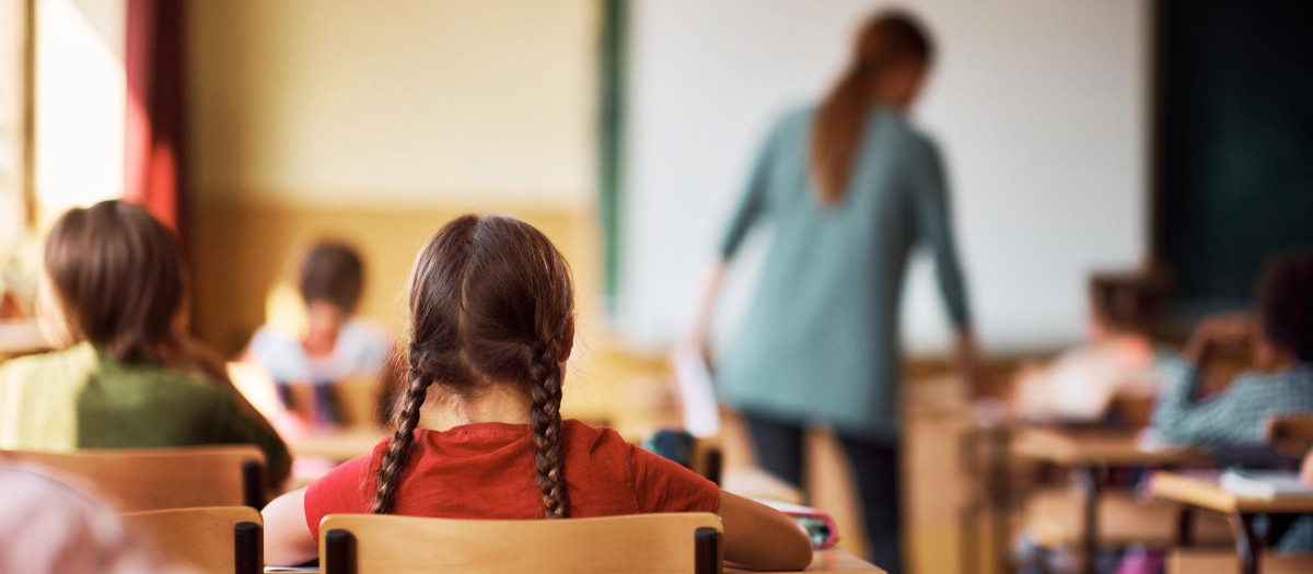 Imagen de archivo de una niña en una clase en la escuela primaria