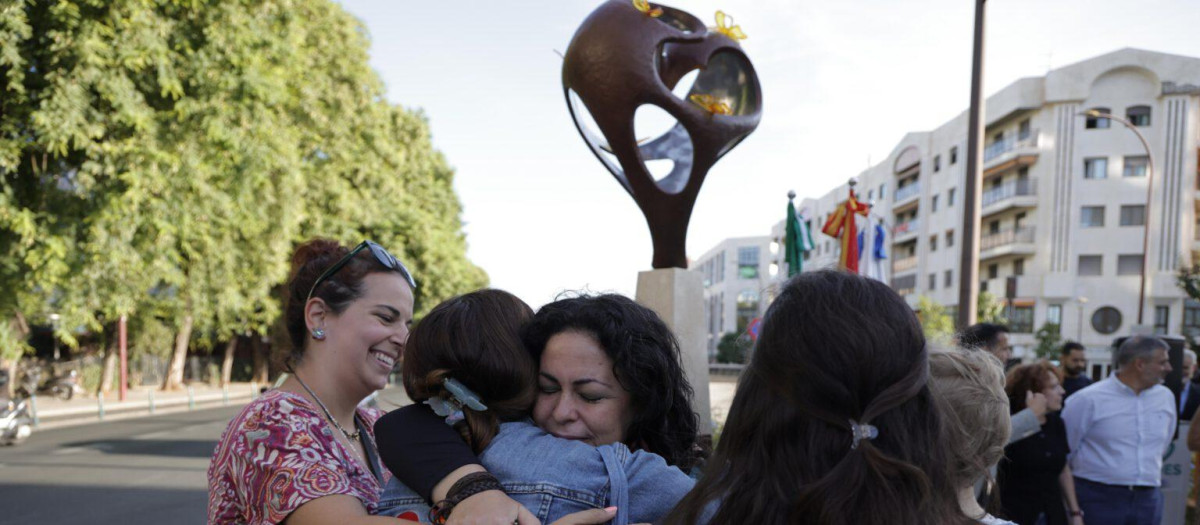 Abrazos en la inauguración de la escultura dedicada al duelo perinatal