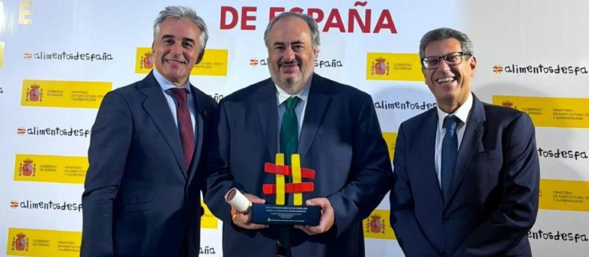Raúl Sanz, presidente de PROVACUNO; José Ramón Godoy, director de área Internacional de PROVACUNO; y Javier López, director de Provacuno, con el Premio Alimentos de España 2026 a la Internacionalización Alimentaria