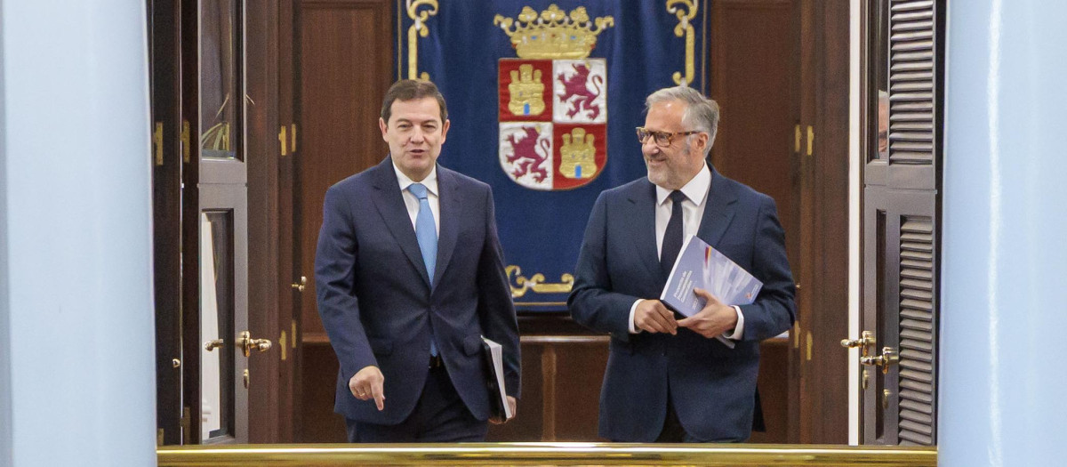 El presidente de la Junta de Castilla y León, Alfonso Fernández Mañueco, y el vicepresidente primero, Carlos Pollán, este martes