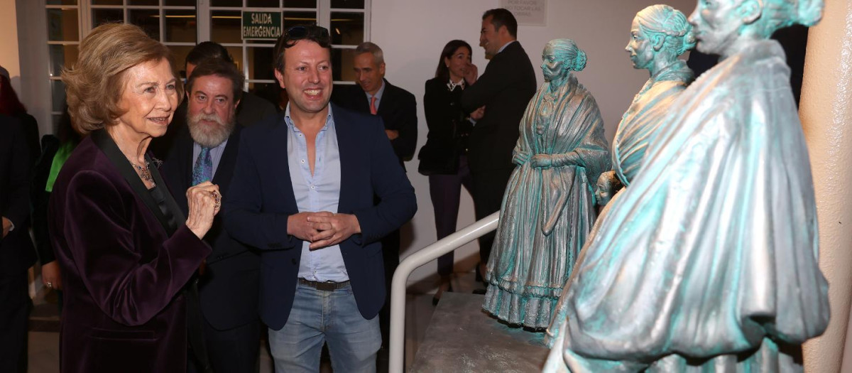 Sergio García junto a su obra 'Castellanas', que se expuso en Madrid y fue visitada por Doña Sofía