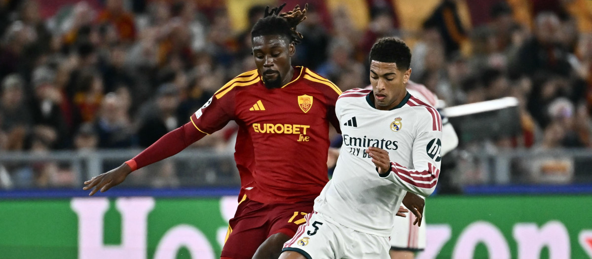 Jude Bellingham pelea por un balón con Manu Koné en el Roma - Real Madrid