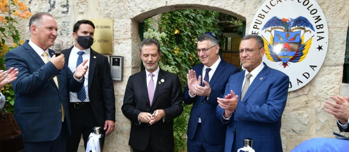 Los ministros de Exteriores de Israel, Gideon Saar (2d), y de Colombia, Omar Bula Escobar (3i), inauguran la embajada colombiano en Jerusalén