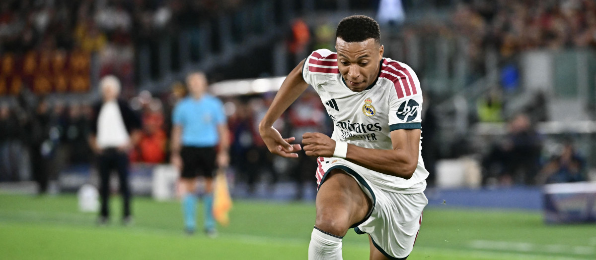 Mbappé controla un balón en el Roma - Real Madrid