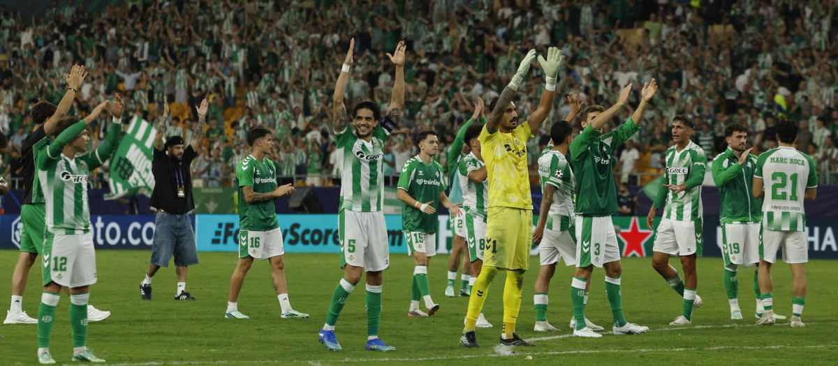 Los jugadores del Betis celebran la victoria con la afición