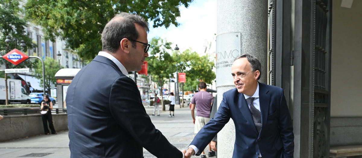 El vicepresidente primero y ministro de Economía, Comercio y Empresa, Carlos Cuerpo, preside el acto de toma de posesión de Juan José Ganuza Fernández como presidente de la CNMC